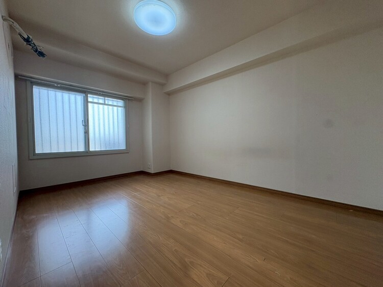 寝室 ベッドも十分に設置するスペースがあります。