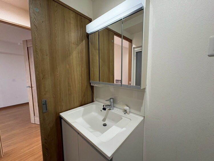 洗面 何かと物が増える場所だからこそ、スッキリと見映えの良い空間に。