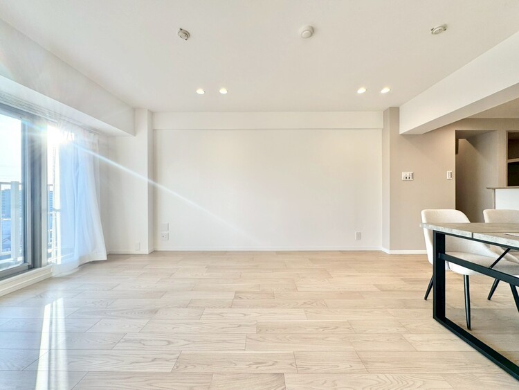 居間 忙しく過ぎゆく日常を置き去るほど、ゆったりした時間が流れるリビング。