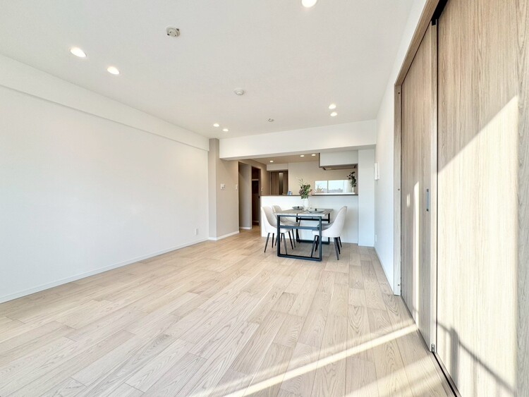 居間 居心地の良い空気感は、暮らしのステージを彩り、心からのやすらぎと満足感を与えてくれます。