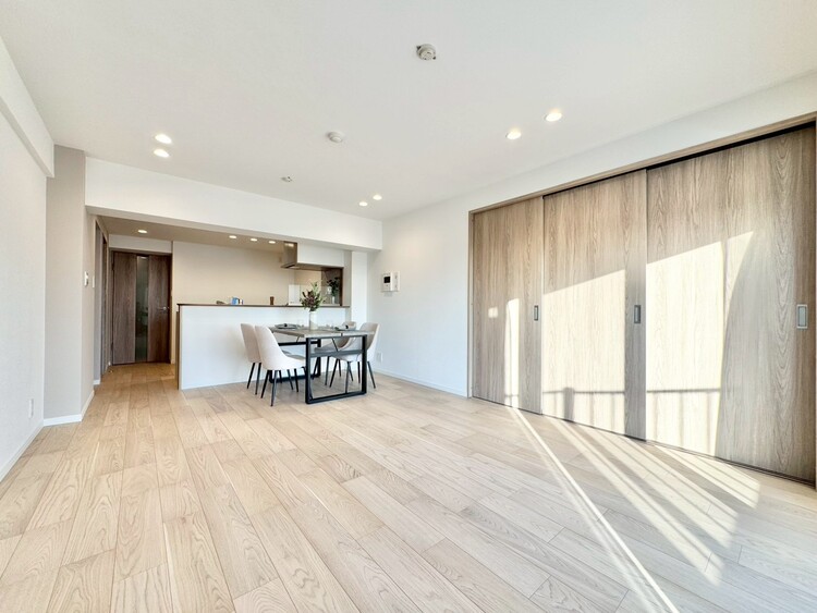 居間 飾り過ぎないシンプルな内装と偏り過ぎないデザインで統一しました。