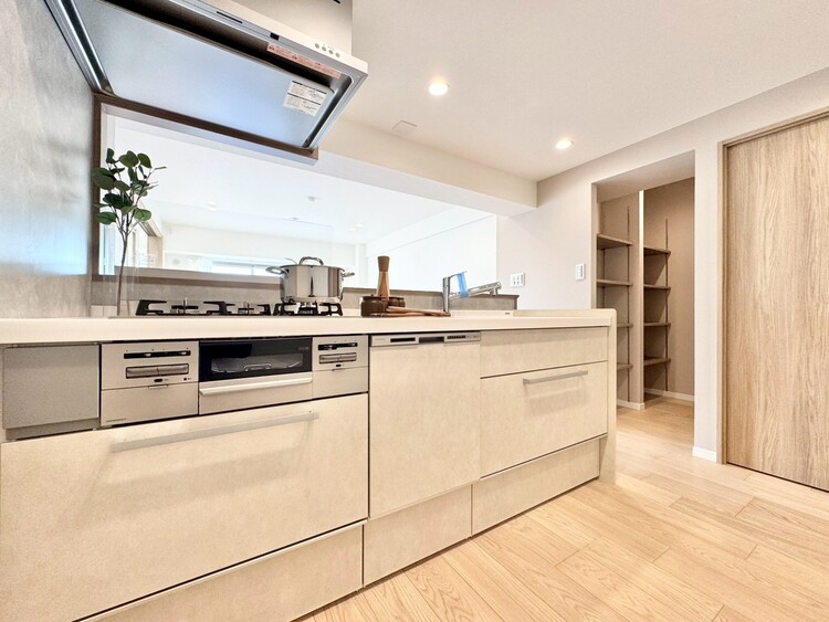 キッチン スマートな意匠と充実の機能を備えたキッチンが、暮らしにおいしい彩りを添えます。