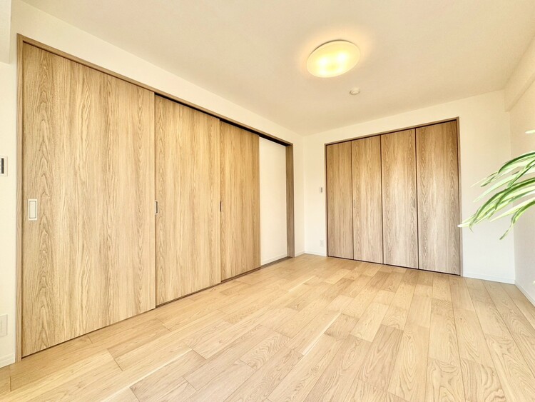 寝室 ベッドも十分に設置するスペースがあります。