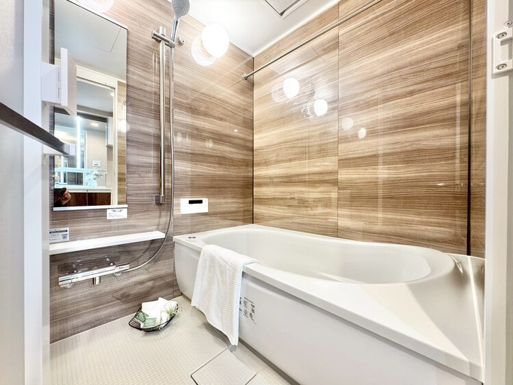 風呂 一日の疲れを癒すバスルームは、心地よいリラックスを叶える清潔感溢れる空間です。