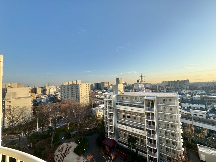 バルコニー 窓を開けると広がる青空。心をリフレッシュして日々を過ごしていきましょう。