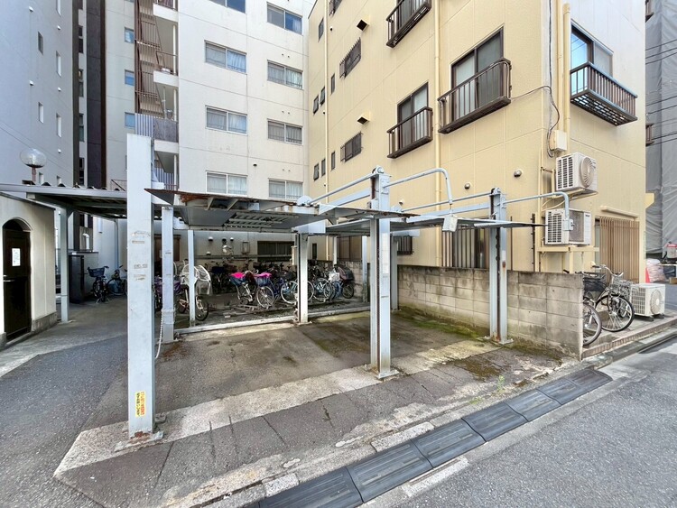 駐車場 本物件の駐車スペースです。車種制限のある場合もございますので、お気軽にお問い合わせくださいませ。