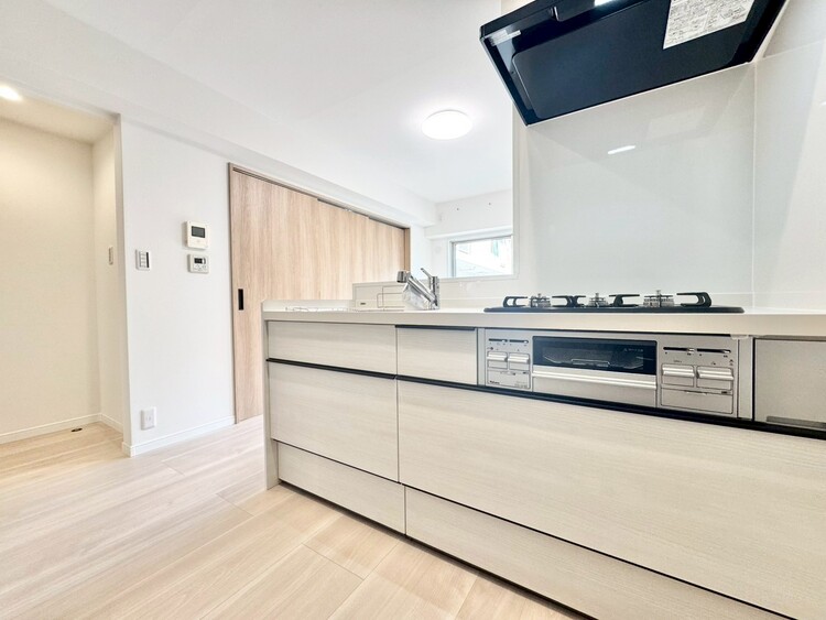 キッチン スマートな意匠と充実の機能を備えたキッチンが、暮らしにおいしい彩りを添えます。