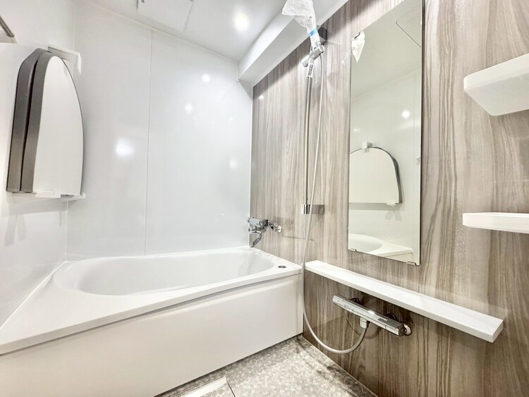 風呂 一日の疲れを癒すバスルームは、心地よいリラックスを叶える清潔感溢れる空間です。