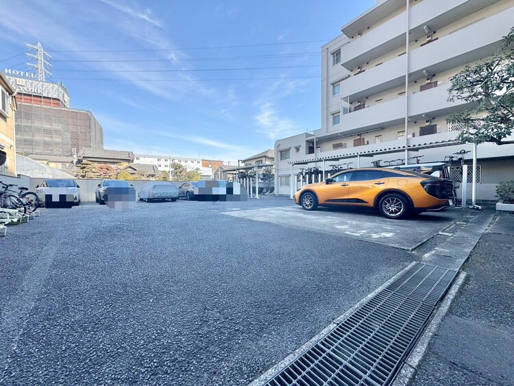 駐車場 本物件の駐車スペースです。車種制限のある場合もございますので、お気軽にお問い合わせくださいませ。