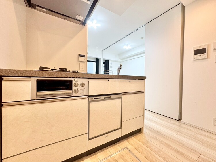 キッチン スマートな意匠と充実の機能を備えたキッチンが、暮らしにおいしい彩りを添えます。