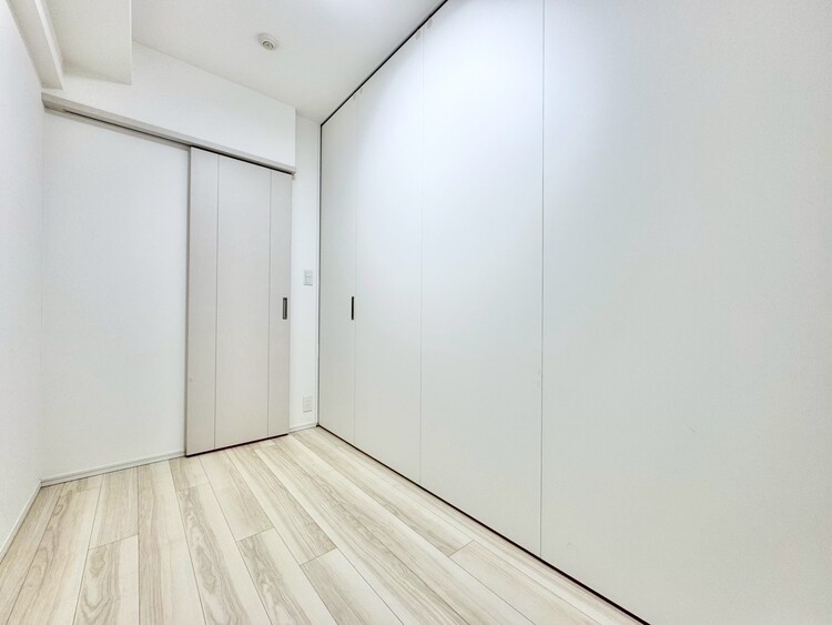 寝室 ベッドも十分に設置するスペースがあります。