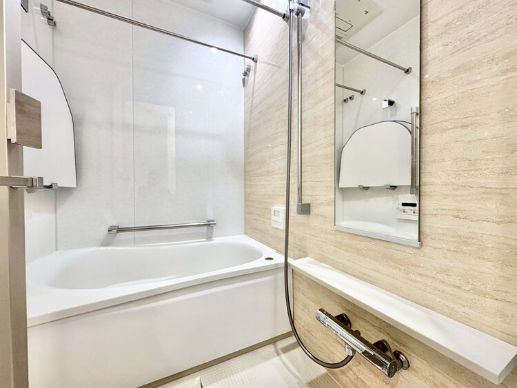 風呂 一日の疲れを癒すバスルームは、心地よいリラックスを叶える清潔感溢れる空間です。