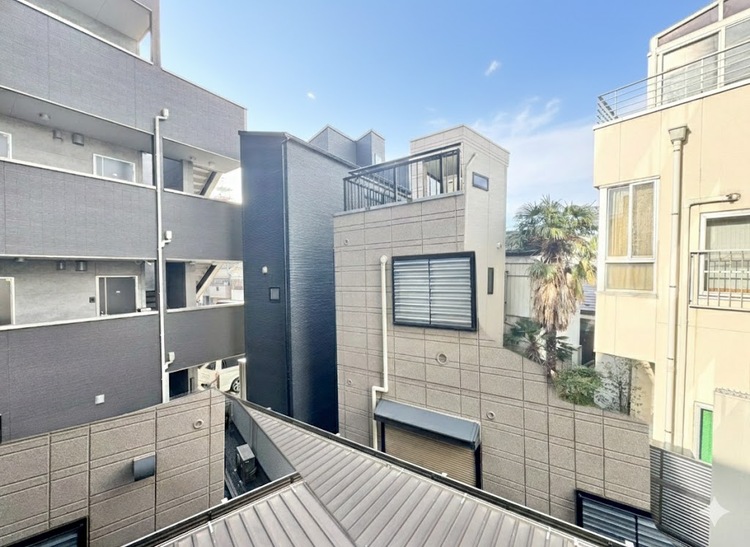 バルコニー 窓を開けると広がる青空。心をリフレッシュして日々を過ごしていきましょう。