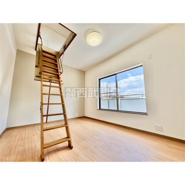 内装 洋室は日当り・通風ともに良好です。明るい部屋はそれだけで気分が晴れやかになりますね。