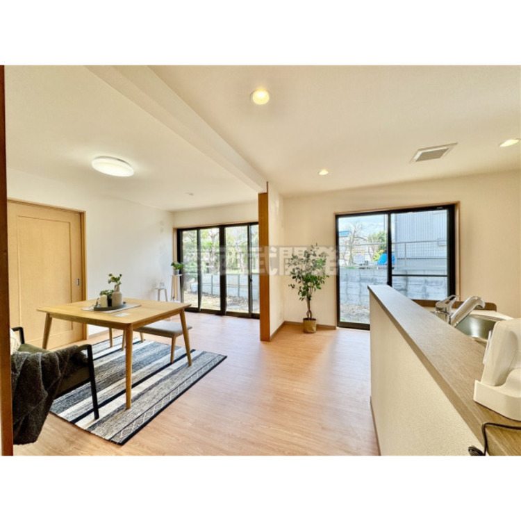 居間 リビングには太陽の光が射し込みます。家族が集まる場所だからこそ、明るい空間作りがかかせません。