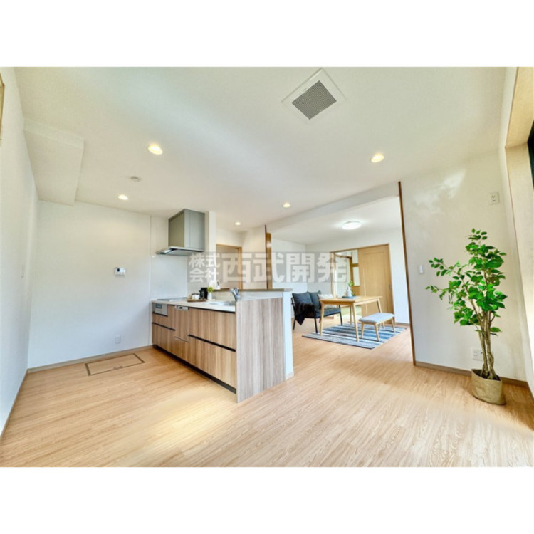 キッチン キッチンの蛇口には浄水機能が付いています。シャワーヘッドタイプなのでお掃除も楽になりますね。