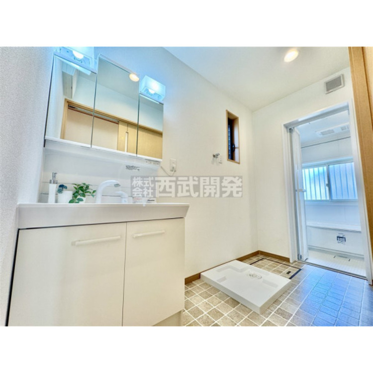 洗面 スタイリッシュな洗面化粧台です。全収納型のミラーキャビネットで細かいものもスッキリ収納できます。