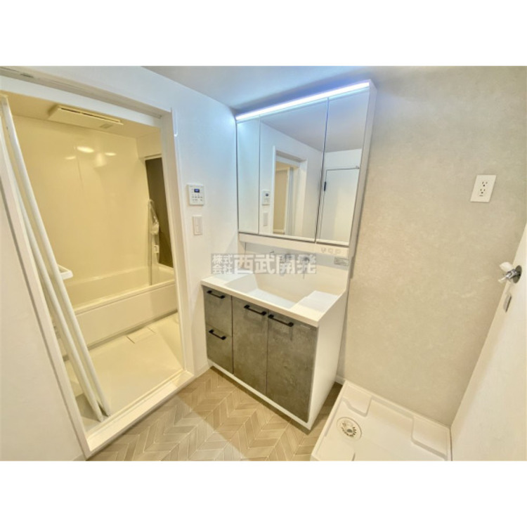 洗面 機能的でありながらシンプルなスタイルの洗面化粧台です。全収納型のミラーキャビネットで細かいものもスッキリ収納できます。