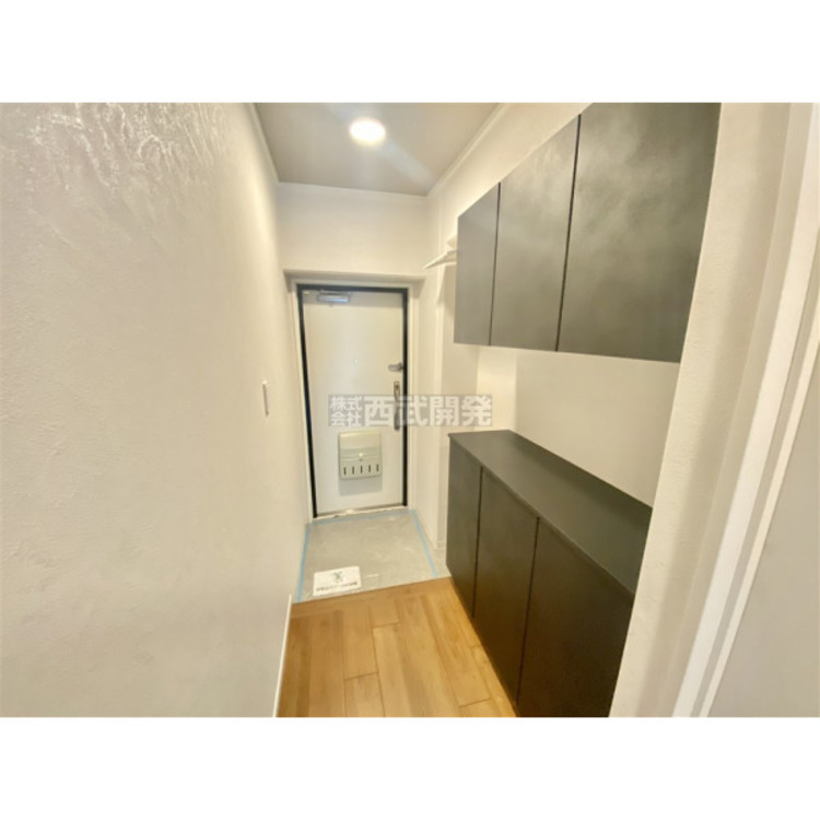 玄関 大きなシューズボックス。中の棚板は可動式なのでブーツや長靴なども楽々収納できます。