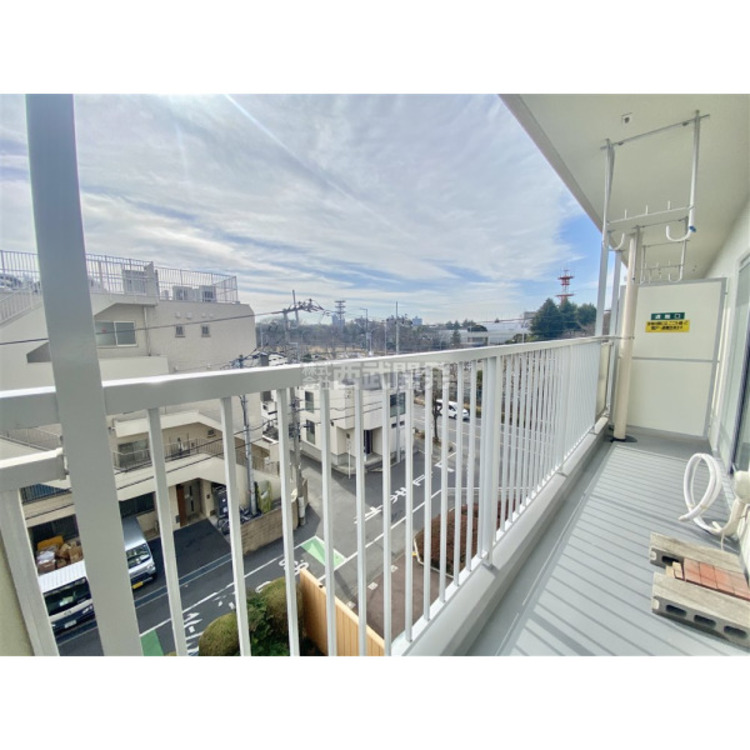 バルコニー 太陽の光が射し込むバルコニーは、洗濯物を干すのが楽しくなりますね。