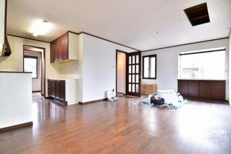 居間 LDK17帖　落ち着きのあるリビングです。お友達が遊びに来た時にも使えますし、ちょっと疲れた時にお昼寝できるのも嬉しいですね。