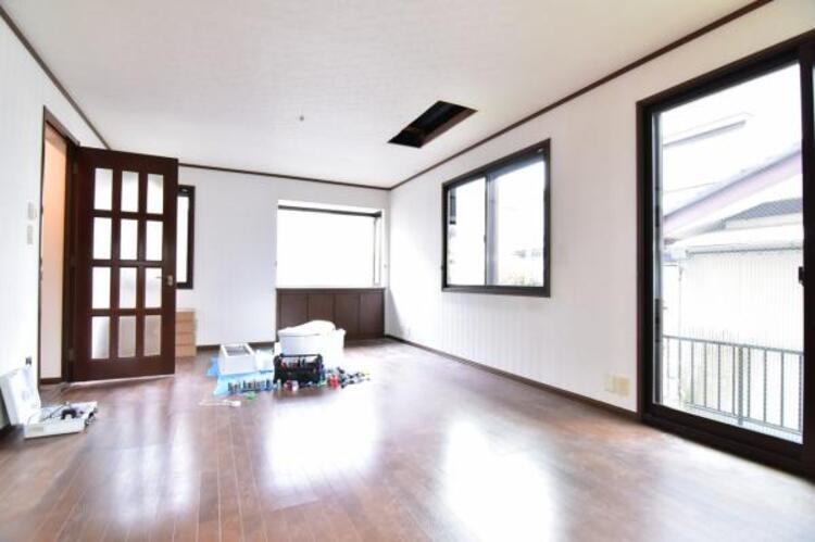 居間 光と風があふれる開放的なリビングダイニングには自然と家族みんなが集まってきます。明るく穏やかな空気の中で幸せを感じさせてくれる場所です。