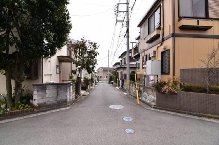 外観 前面道路は車通りの少ない道です。小さなお子様も安心してお過ごしいただけます。 