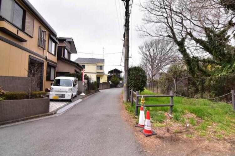 外観 前面道路が広く、間口もゆったり。駐車が苦手なママもらくらく停められます。 