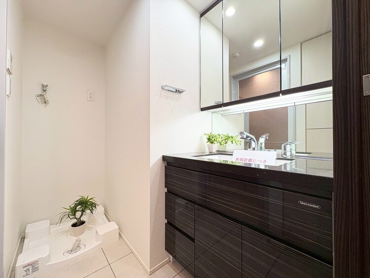 その他 清潔感を感じられる洗面化粧台。