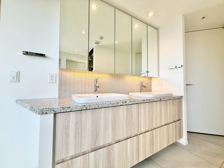 その他 清潔感を感じられる洗面化粧台。