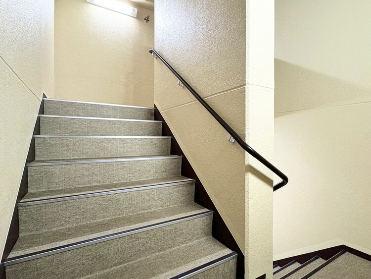 その他 共用部の階段です。明るく清潔に管理されています。
