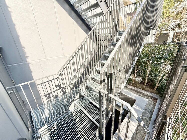 その他 共用部の階段です。明るく清潔に管理されています。