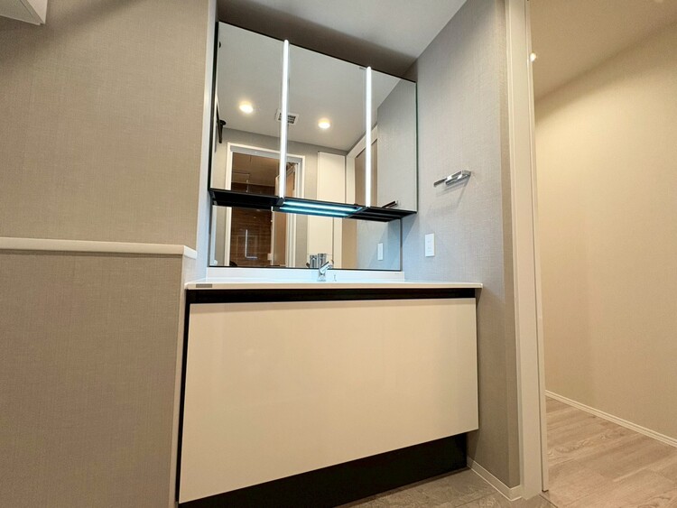 その他 清潔感を感じられる洗面化粧台。