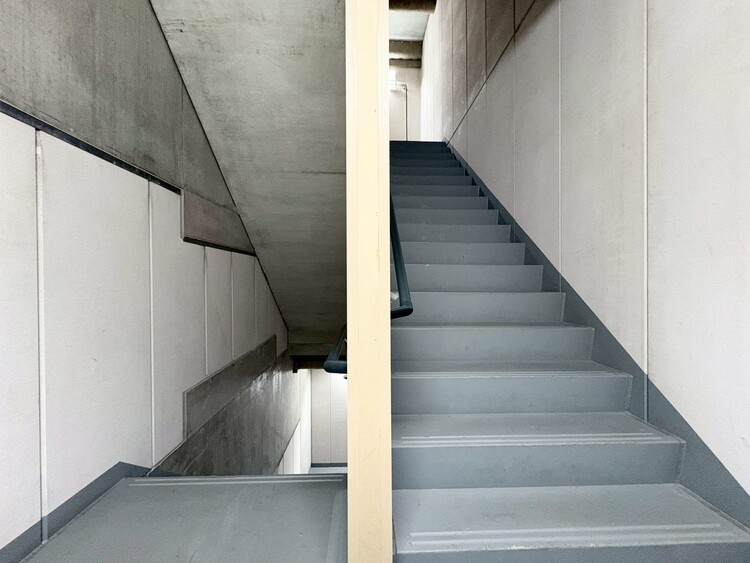 その他 共用部の階段です。明るく清潔に管理されています。