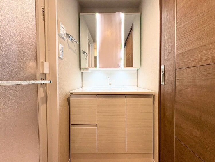 その他 清潔感を感じられる洗面化粧台。