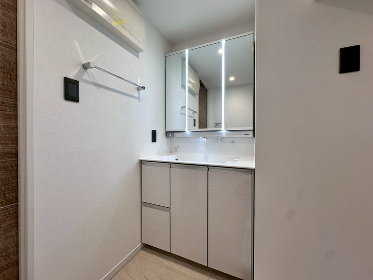 その他 清潔感を感じられる洗面化粧台。