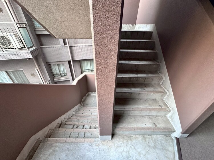 その他 共用部の階段です。明るく清潔に管理されています。