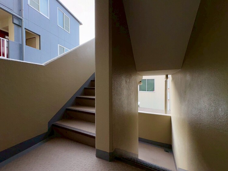 その他 共用部の階段です。明るく清潔に管理されています。