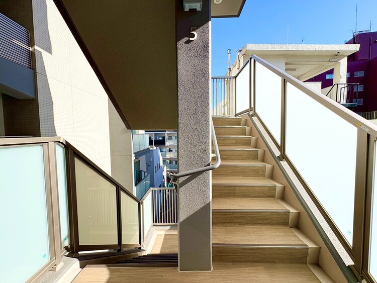 その他 共用部の階段です。明るく清潔に管理されています。