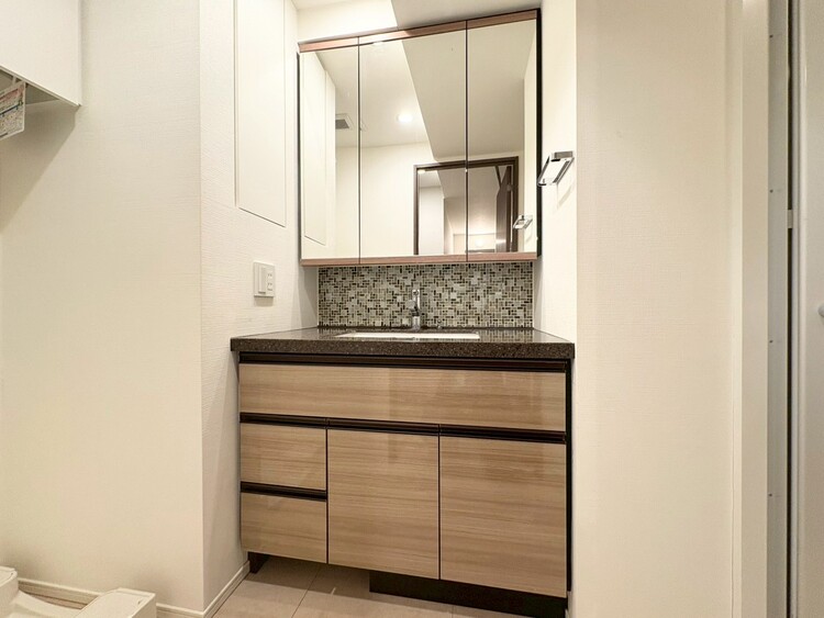 その他 清潔感を感じられる洗面化粧台。