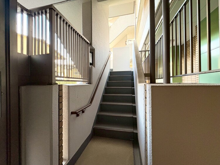 その他 共用部の階段です。明るく清潔に管理されています。