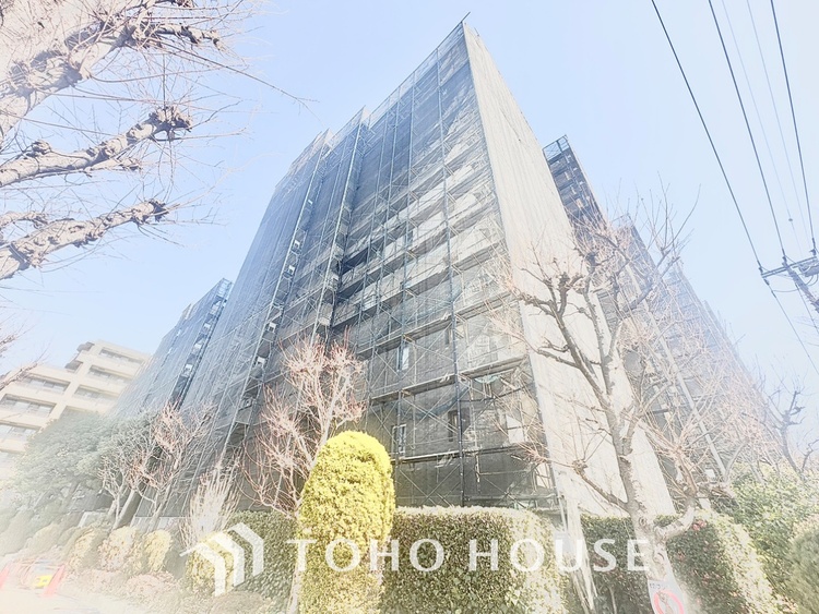 外観 【エントランス】よく手が行き届いたエントランス。出入りで必ず目にする場所だから、いつも清潔で管理されているのは嬉しいポイントですね