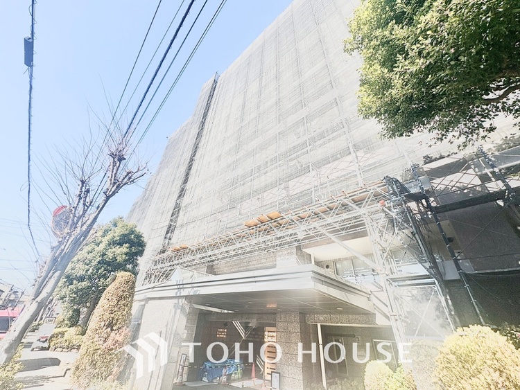 外観 【エントランス】よく手が行き届いたエントランス。出入りで必ず目にする場所だから、いつも清潔で管理されているのは嬉しいポイントですね