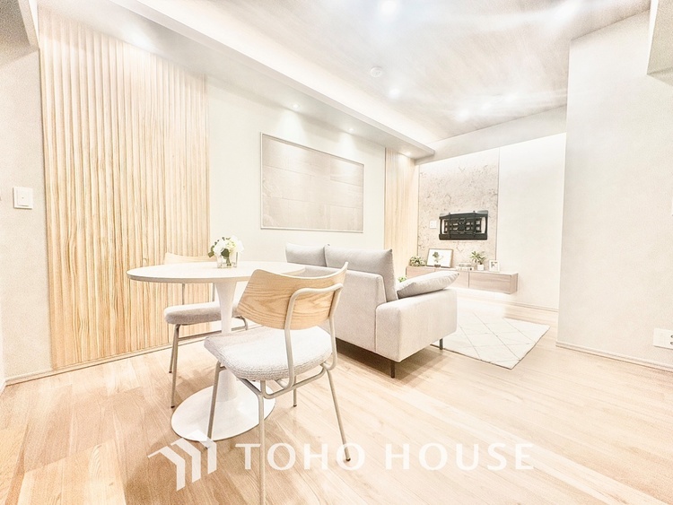 内装 忙しい朝でも、しっかり家族が揃って食事をして頂けるゆとりある大きさのダイニングスペース。リビングと和室の続き間は急な来客時になど使い勝手が良いです。実際の空間を体感してみて下さい！