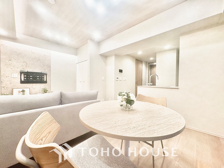 内装 【living】居心地のいい暮らしには欠かせない眩い採光。ゆったりとした幅の窓からこの空間に降り注ぐ採光が絶えない。明るいリビングこそ居心地のいい暮らしが待っているのだと思う。