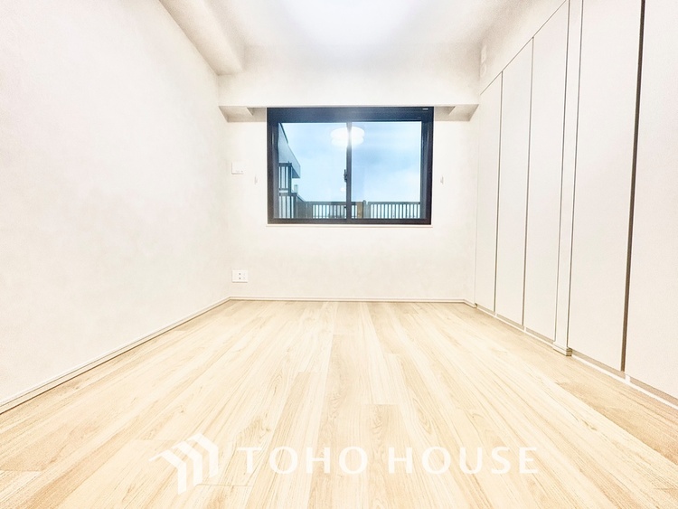 内装 風の通り道。舞い込んでくる風が優しく躍り、室内に爽やかな空気を運んでくる。そこに季節の息吹を感じて、いまがどんな季節なのかを実感する。