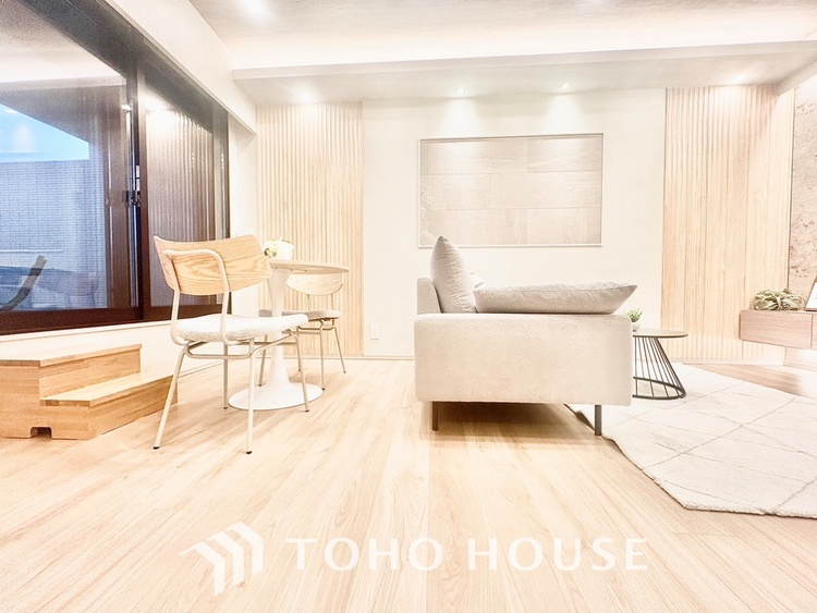 内装 ◆サンサンと◆差し込む太陽の光がこのリビングに笑いをもたらす。ソファの上のクッションがポカポカした暖気にぬくぬくと微睡んでいる。