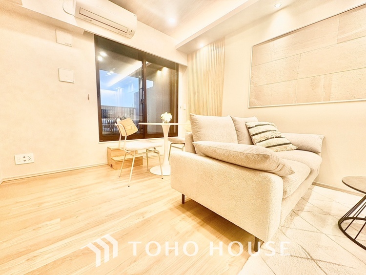 内装 ここはみんなが集い、食事と楽しい会話が始まる場所。話に夢中になりすぎて、ついつい時を忘れ、夜半過ぎになってしまう。そんな束の間の幸せを感じさせてくれます。