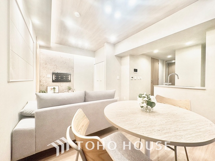 内装 使いやすく、明るい洋室に仕上がります。子供部屋や趣味のお部屋にご利用できます。ご自身で家具などを配置し、素敵な空間を創り上げられます。