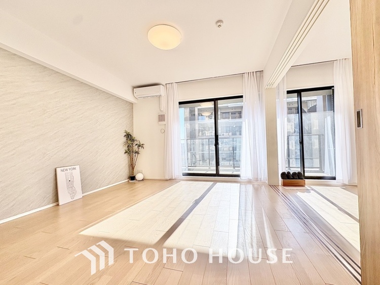 内装 忙しい朝でも、しっかり家族が揃って食事をして頂けるゆとりある大きさのダイニングスペース。リビングと和室の続き間は急な来客時になど使い勝手が良いです。実際の空間を体感してみて下さい！